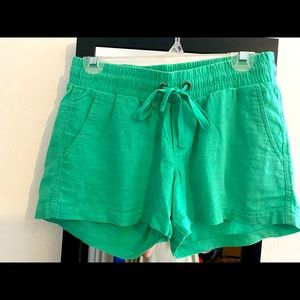 Super flattering green linen shorts